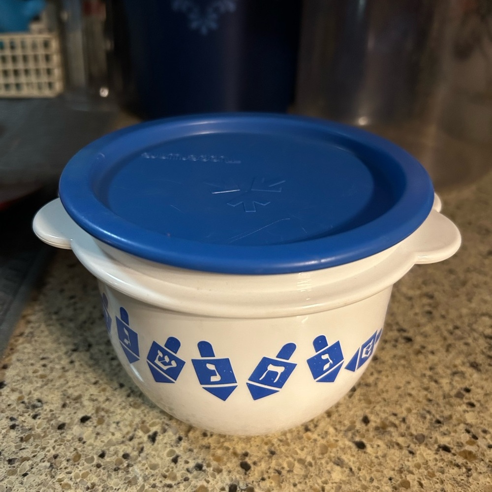 Tupperware 2513 White Hanukkah Dreidel 26 oz Bowl w/2423 One Touch Blue Lid